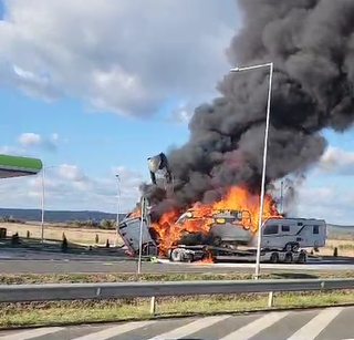 La un pas de tragedie! Un tir a luat foc într-o benzinărie pe A1, în Timiș