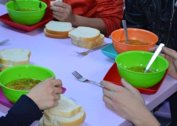 Guvernul „face cinste” cu masa caldă pentru peste 2.000 de copii din Timiș