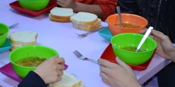 Guvernul „face cinste” cu masa caldă pentru peste 2.000 de copii din Timiș
