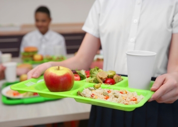 O masă caldă pentru studenții orfani și din centrele de plasament înscriși la Universitatea de Medicină din Timișoara