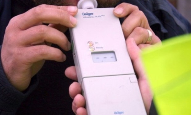 Fără permis și aproape de comă alcoolică, la volan! Tânăr din Recaș, prins de polițiști