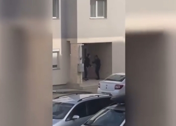 VIDEO După gratii, de ziua lui! Propunere de arestare preventivă pentru 30 de zile pentru tânărul care a înjunghiat o femeie în fața blocului, în Giroc