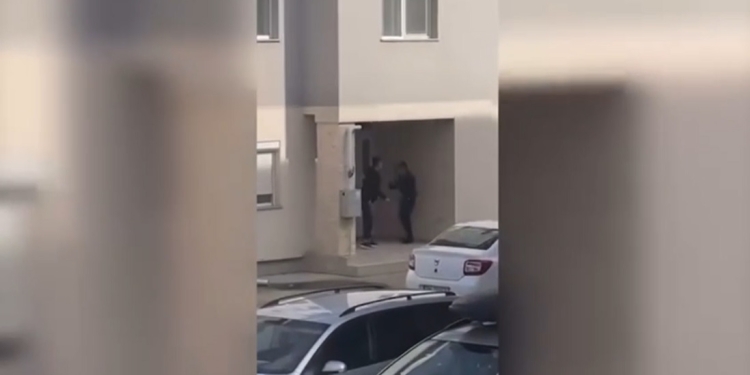 VIDEO După gratii, de ziua lui! Propunere de arestare preventivă pentru 30 de zile pentru tânărul care a înjunghiat o femeie în fața blocului, în Giroc