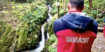 Salvamontiștii încep marcarea unor trasee turistice din zona montană a Timișului