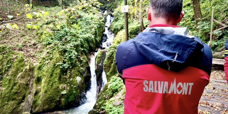 Salvamontiștii încep marcarea unor trasee turistice din zona montană a Timișului