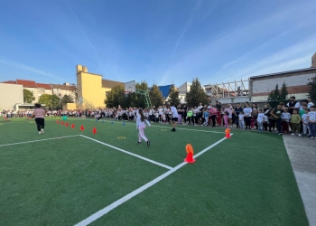 Teren de sport nou, la o școală din Timișoara! Bucurie pentru sute de copii și profesori
