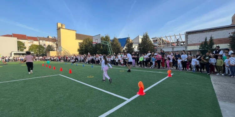 Teren de sport nou, la o școală din Timișoara! Bucurie pentru sute de copii și profesori