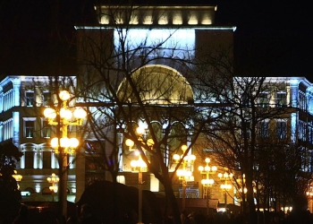 Fațada Teatrului Național din Timișoara, iluminată în turcoaz!