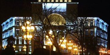 Fațada Teatrului Național din Timișoara, iluminată în turcoaz!
