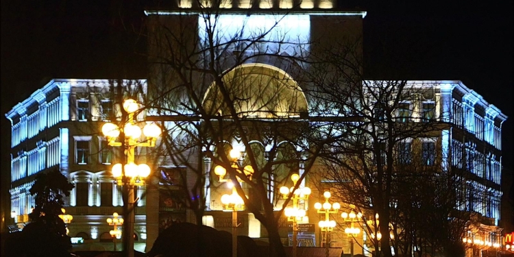 Fațada Teatrului Național din Timișoara, iluminată în turcoaz