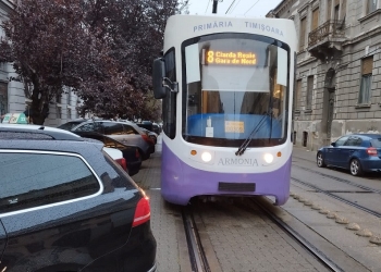 Mai multe tramvaie, blocate din cauza unui șofer care a parcat aiurea, la Timișoara