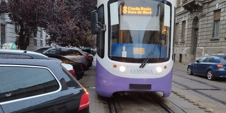 Mai multe tramvaie, blocate din cauza unui șofer care a parcat aiurea, la Timișoara