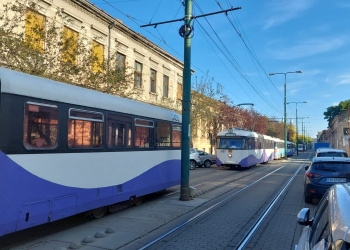 Mai multe tramvaie, blocate din cauza unui șofer care a parcat aiurea, la Timișoara
