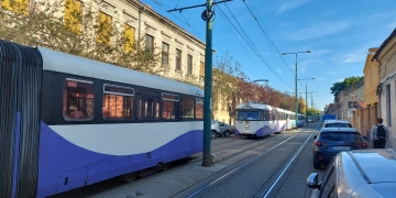 Mai multe tramvaie, blocate din cauza unui șofer care a parcat aiurea, la Timișoara