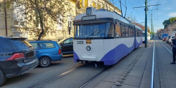 Mai multe tramvaie, blocate din cauza unui șofer care a parcat aiurea, la Timișoara