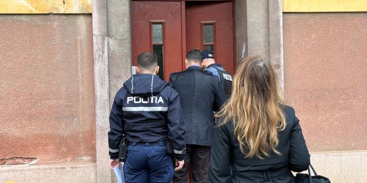 Terorizau vecinii și ocupau ilegal un apartament, de 10 ani! Primăria Timișoara i-a evacuat forțat și a recuperat locuința