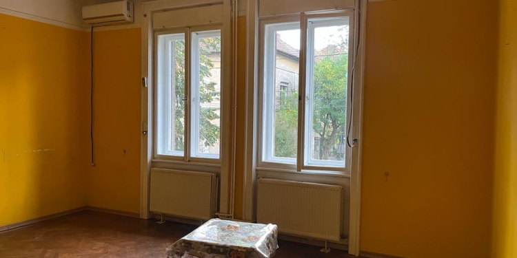 Terorizau vecinii și ocupau ilegal un apartament, de 10 ani! Primăria Timișoara i-a evacuat forțat și a recuperat locuința