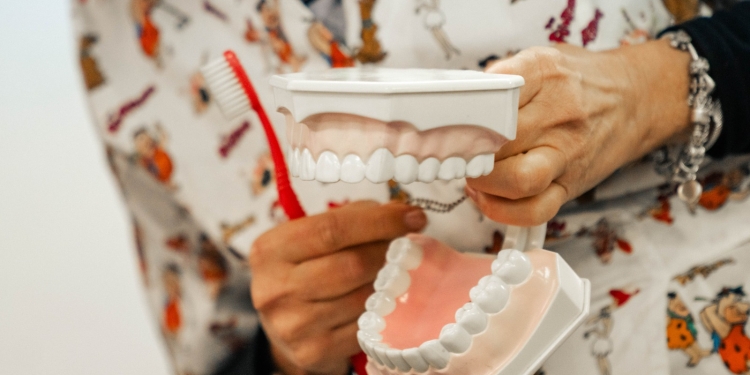 Zâmbete sănătoase în Timișoara: elevii din 12 școli învață importanța igienei dentare