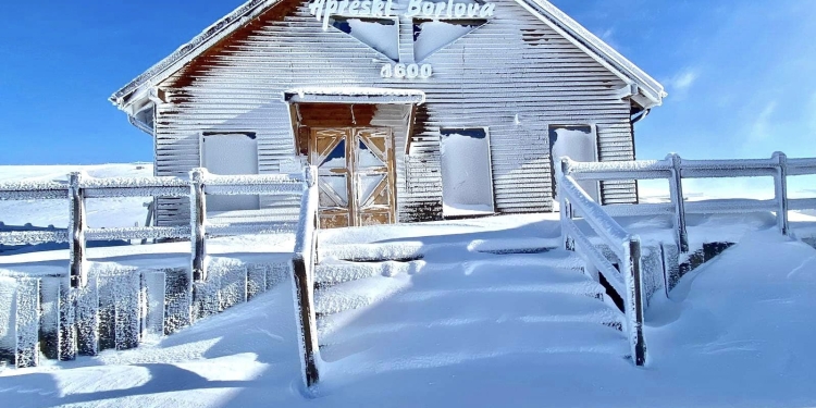 Iarnă autentică și 40 de cm de zăpadă, pe Muntele Mic