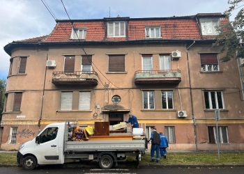Terorizau vecinii și ocupau ilegal un apartament, de 10 ani! Primăria Timișoara i-a evacuat forțat și a recuperat locuința