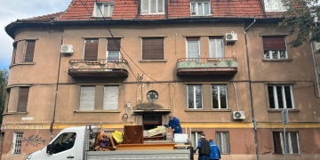 Terorizau vecinii și ocupau ilegal un apartament, de 10 ani! Primăria Timișoara i-a evacuat forțat și a recuperat locuința
