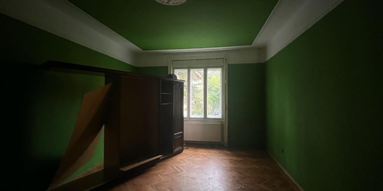 Terorizau vecinii și ocupau ilegal un apartament, de 10 ani! Primăria Timișoara i-a evacuat forțat și a recuperat locuința