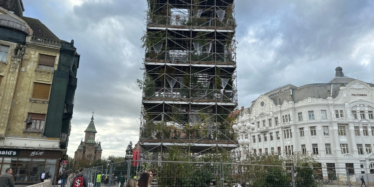 A început demontarea schelei din centrul Timișoarei