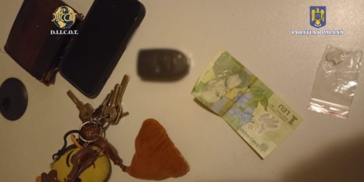 Au vândut droguri mai bine de un an, în Timiș! Au fost prinși și reținuți de polițiști