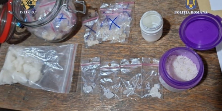 Au vândut droguri mai bine de un an, în Timiș! Au fost prinși și reținuți de polițiști
