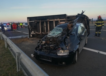 Accident între o mașină și o camionetă care transporta patru cai pe autostrada A1, în Timiș