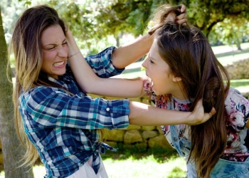 Polițistă din Timiș, „caftită” bine la o intervenție! Aceasta ar fi fost bătută de o altă femeie