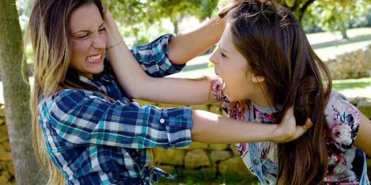 Polițistă din Timiș, „caftită” bine la o intervenție! Aceasta ar fi fost bătută de o altă femeie