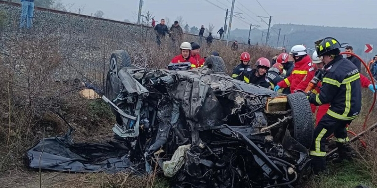 Accident înfiorător în vestul țării! Un buldoexcavator a căzut peste o mașină aflată în mers: o tânără de 22 ani a murit