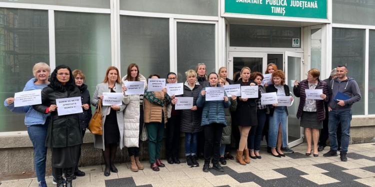 Protest spontan la Casa de Pensii Timiș. Angajații vor salarii mai mari