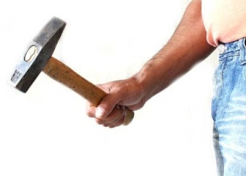 Femeie la un pas de moarte! A fost lovită cu ciocanul în cap de concubin, într-o stație din Timișoara