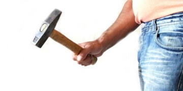 Femeie la un pas de moarte! A fost lovită cu ciocanul în cap de concubin, într-o stație din Timișoara