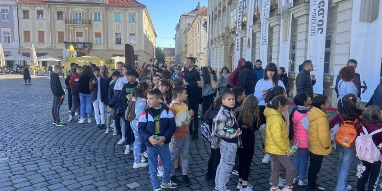 Copiii de la ansamblul de dansuri din Moravița, în vizită la expoziția „Brâncuși”