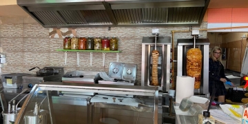 Mizerie și muște într-un fast-food din Lugoj. OPC Timiș l-a închis