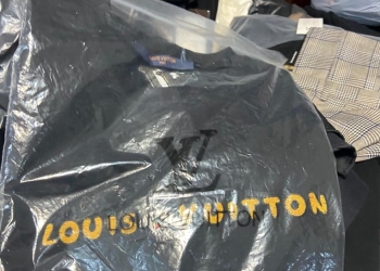 Haine contrafăcute, de vânzare într-un magazin din Lugoj