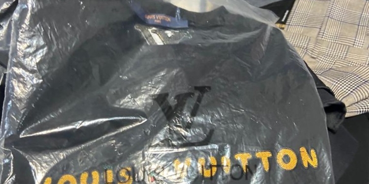 Haine contrafăcute, de vânzare într-un magazin din Lugoj