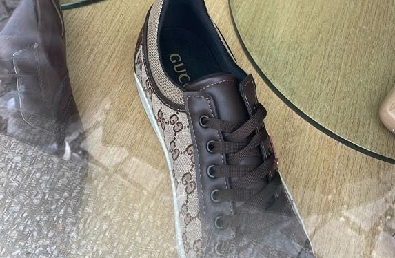 Produse contrafăcute într-un magazin din Lugoj. OPC a aplicat o amendă de 5.000 lei