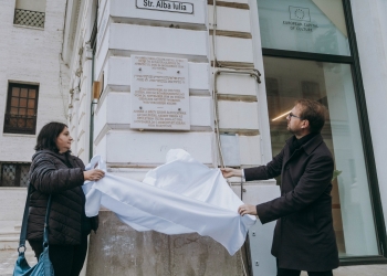 Placă comemorativă, dezvelită pe fațada Operei din Timișoara, în amintirea atentatului antisemit de acum 85 ani FOTO