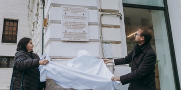 Placă comemorativă, dezvelită pe fațada Operei din Timișoara, în amintirea atentatului antisemit de acum 85 ani FOTO