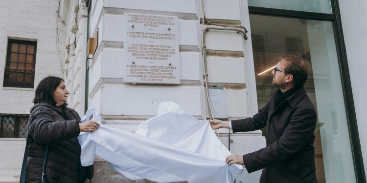 Placă comemorativă, dezvelită pe fațada Operei din Timișoara, în amintirea atentatului antisemit de acum 85 ani FOTO