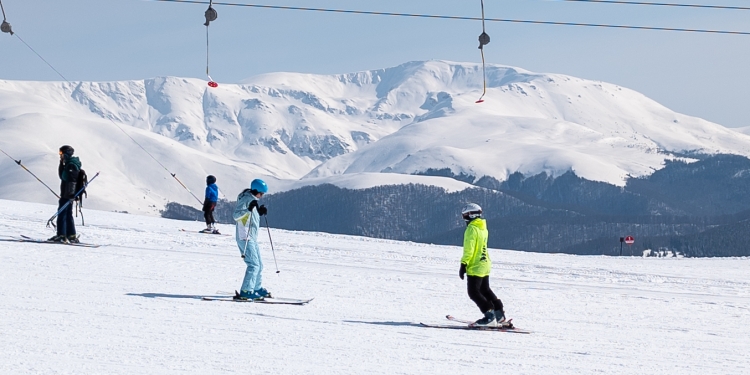 Pârtieee! Se poate schia pe Muntele Mic, de sâmbătă
