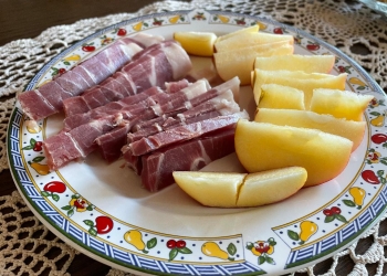 Banat Brunch în apropiere de Lunca Mureșului, cu cârnați, călbășete de casă și tobă