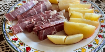 Banat Brunch în apropiere de Lunca Mureșului, cu cârnați, călbășete de casă și tobă