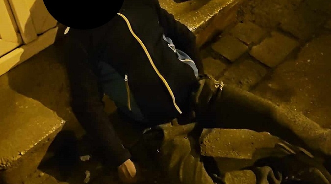 Tânăr, posibil drogat, căzut pe stradă în Timișoara, găsit de polițiștii locali