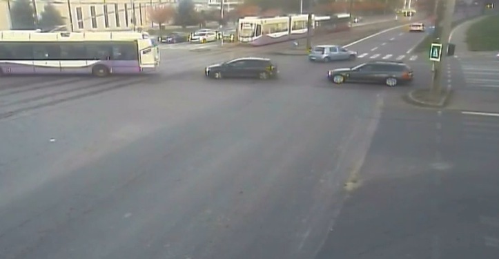 Impact violent între două tramvaie pe B-dul Liviu Rebreanu din Timișoara