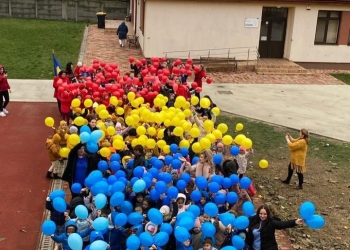 Tricolor din baloane purtate de copii, la Giroc